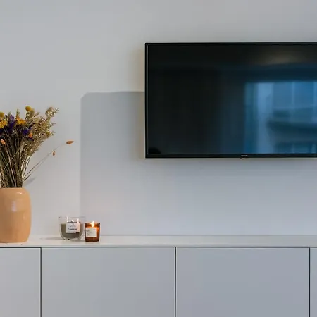 Apartment Modern And Spacious Design Nearby The